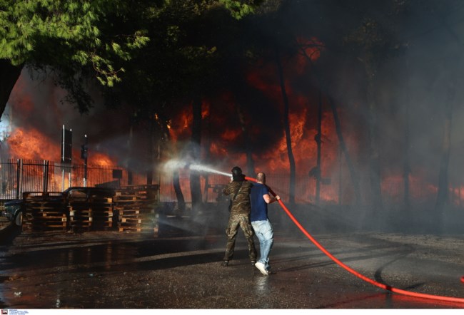Μενίδι: Φωτιά σε εργοστάσιο με παλέτες - Μήνυμα 112 για επικίνδυνους καπνούς - Διακοπή κυκλοφορίας στην Τατοΐου [βίντεο]