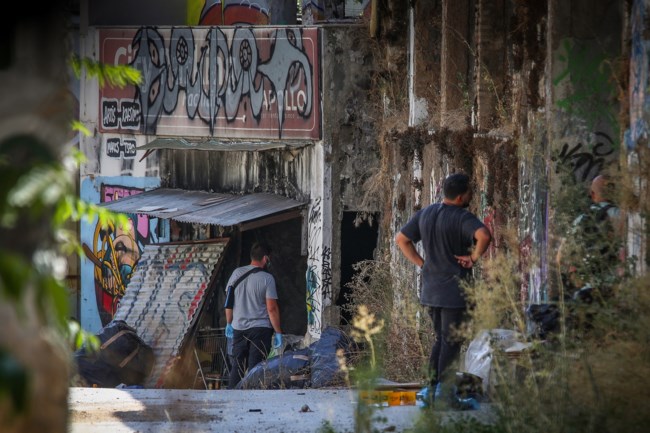 Θρίλερ στο κέντρο της Αθήνας: Σε μικρόσωμη γυναίκα ανήκει η σορός που βρέθηκε σε προχωρημένη σήψη μέσα σε βαλίτσα