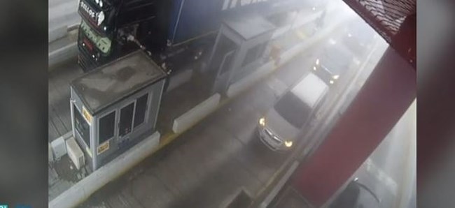 Eγνατία: Νέο βίντεο ντοκουμέντο από το τροχαίο στα διόδια Πολυμύλου - Τα κρίσιμα δευτερόλεπτα της σύγκρουσης
