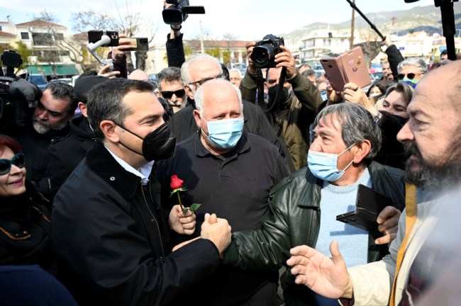 Τσίπρας από την Καλαμάτα για την ακρίβεια: Η κυβέρνηση Μητσοτάκη παριστάνει τον τροχονόμο των καρτέλ