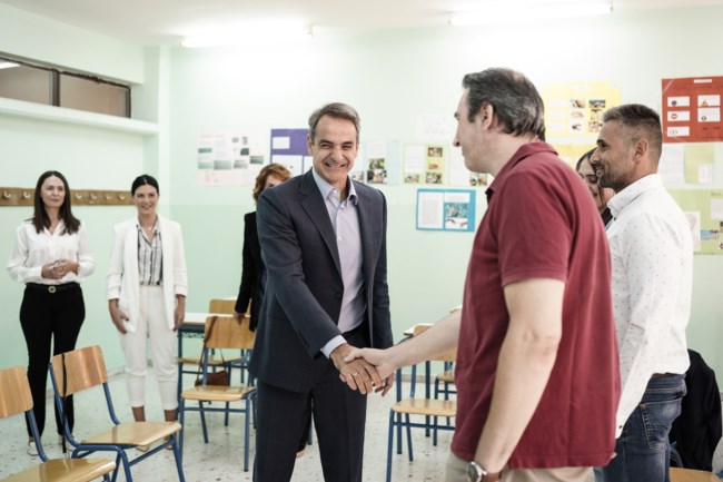 Μητσοτάκης με νεοδιορισθέντες εκπαιδευτικούς: 25.000 μόνιμοι διορισμοί ύστερα από 12 χρόνια στασιμότητας