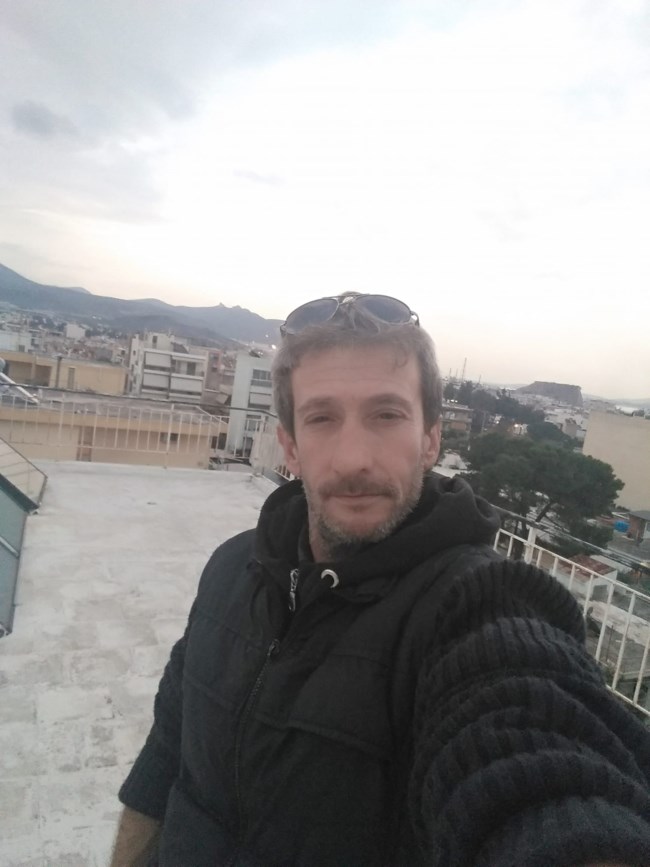 "Να πάνε να ψοφήσουν": Επιθέσεις μίσους και απίστευτα fake news από τον "συνταγματάρχη των Θεματοφυλάκων" [Βίντεο]