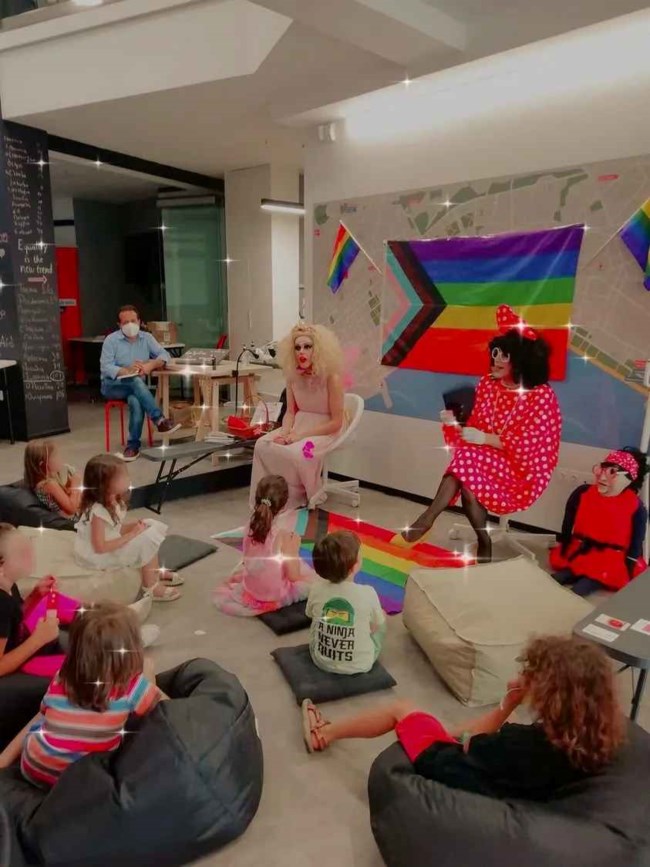 DRAG QUEEN ΠΑΙΔΙΑ ΠΑΡΑΜΥΘΙ