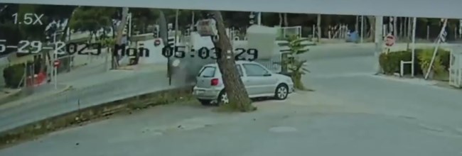 Τροχαίο στην Άνοιξη: Η στιγμή που το αυτοκίνητο απογειώνεται και αναποδογυρίζει έξω από το Αρσάκειο [βίντεο]