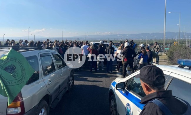 Μεσσηνία: Μπλόκο αγροτών στον αυτοκινητόδρομο στο ύψος της Θουρίας – Κλειστά και τα δύο ρεύματα