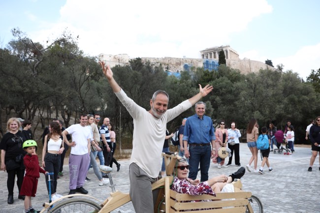 Πρώτη συγκέντρωση για το κόμμα "Ευ" του Πολ Ευμορφίδη - Ποδηλατάδα στην Ερμού για τους ψηφοφόρους του [εικόνες]