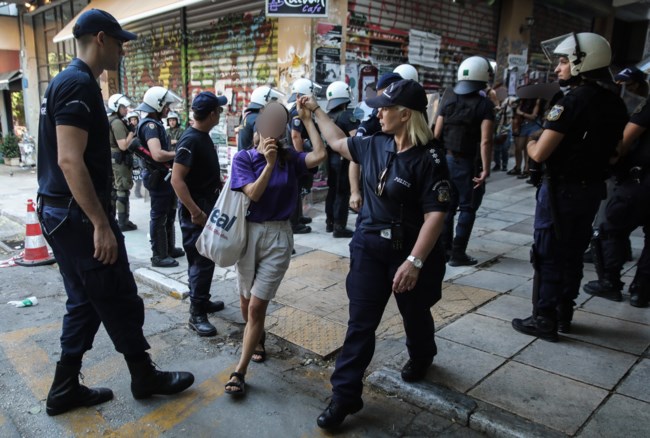 Νέα ένταση για την κατασκευή του Μετρό στα Εξάρχεια: Συγκρούσεις διαδηλωτών με ΜΑΤ - Συλλήψεις και προσαγωγές