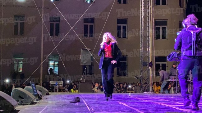 Υπερθέαμα Μπέου στο Βόλο: Η πόλη ντύθηκε στα Χριστουγεννιάτικα με τη φωνή της Άννας Βίσση [εικόνες]