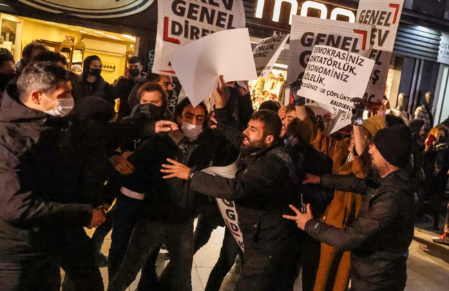 Καζάνι που βράζει η Τουρκία: Διαδηλώσεις, συλλήψεις και ουρές στα βενζινάδικα [εικόνες-βίντεο]