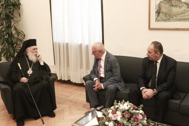 Ο αγιασμός στη Βουλή με την έναρξη της νέας περιόδου - Τα χαμόγελα Ιερώνυμου και Μητσοτάκη [εικόνες]