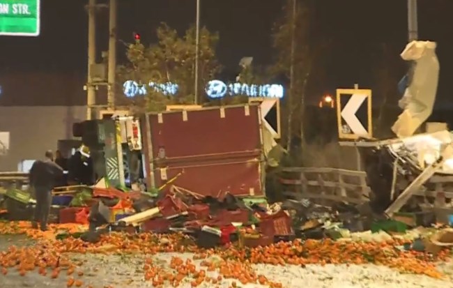 Χάος από ανατροπή νταλίκας στον Κηφισό - Γέμισε πορτοκάλια ο δρόμος, τεράστιο μποτιλιάρισμα [εικόνες - βίντεο]