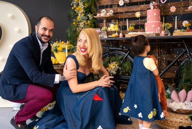 Μαμά και κόρη με το ίδιο φόρεμα: Αυτός είναι ο λόγος που η Μαρία Ηλιάκη και η κόρη της Κατερίνα ντύθηκαν ασορτί στη βάφτιση