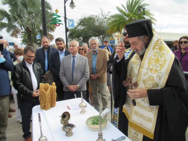 ΗΠΑ: 16χρονος ομογενής έπιασε τον Σταυρό στο "χωριό των σφουγγαράδων", στη Φλόριντα [εικόνες]