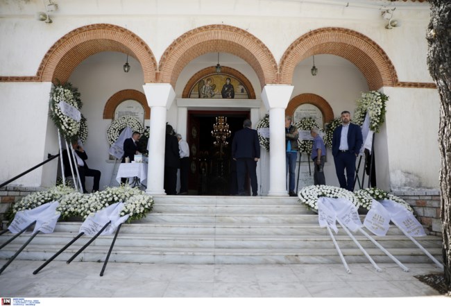 Κηδεία Νίκου Γαλανού: Συγκινημένη η τελευταία σύντροφός του, Ελενα, στο τελευταίο αντίο [εικόνες]