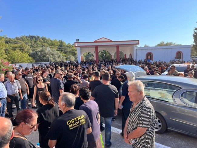 Ρόδος: Ράγισαν καρδιές στο "αντίο" του 40χρονου εθελοντή πυροσβέστη - Ολοκληρώθηκε και η δεύτερη νεκροψία