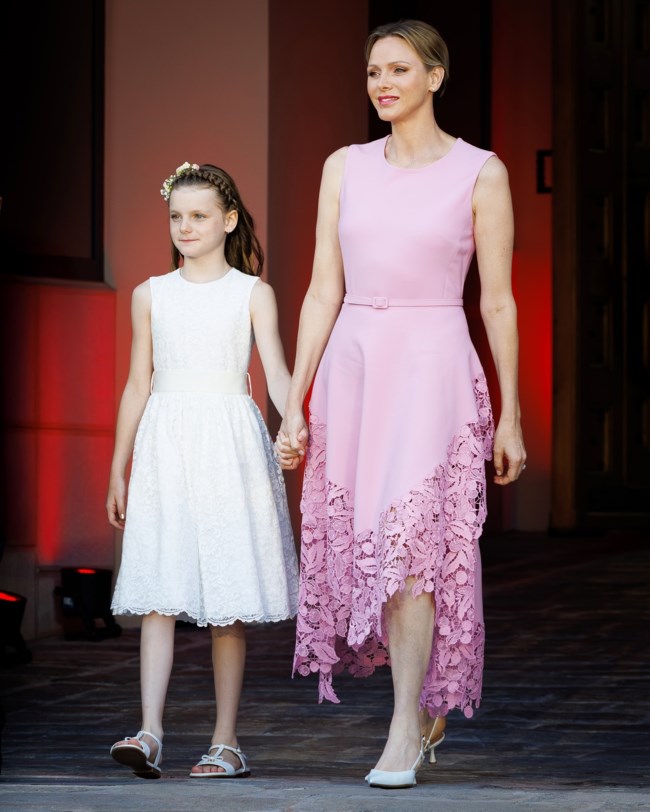 Pretty in pink: Η Σαρλίν παρέδωσε masterclass μονοχρωμίας για να τιμήσει τα 20 χρόνια του Αλβέρτου στον θρόνο