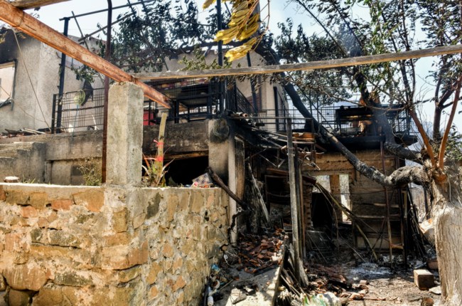 Φωτιά στον Σχίνο: Προειδοποίηση Meteo για ενίσχυση των ανέμων απόψε στην περιοχή της πυρκαγιάς