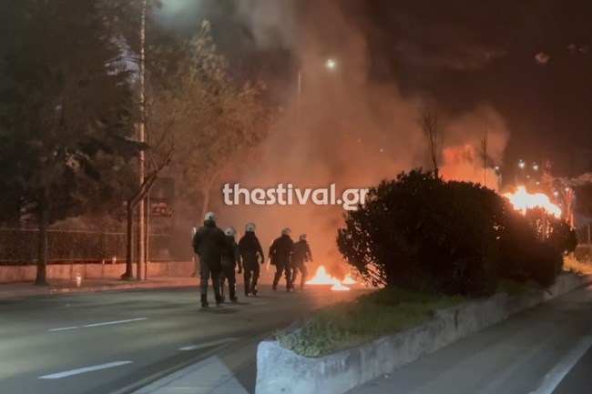 Επεισόδια στη Θεσσαλονίκη με οδοφράγματα κοντά στο νοσοκομείο "Άγιος Δημήτριος" [εικόνες - βίντεο]
