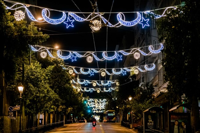 Η Αθήνα "φοράει τα γιορτινά της" - Εντυπωσιάζει ο στολισμός σε κεντρικούς δρόμους και γειτονιές [Εικόνες]