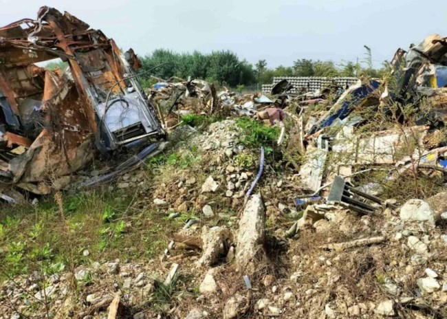 Τέμπη: Οι 4 φωτογραφίες του Νίκου Πλακιά για το μπάζωμα και το χωράφι στο Κουλούρι - "Εξαφάνισαν τα πάντα"