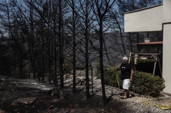 Εικόνες καταστροφής από τη μεγάλη φωτιά στην Πεντέλη: Σπίτια και αυτοκίνητα παραδόθηκαν στις φλόγες