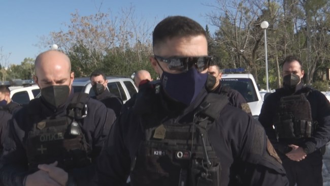 Συγκινεί ο αστυνομικός που απεγκλώβισε το κοριτσάκι στην Αττική οδό: "Ένιωσα να κουβαλάω το δικό μου παιδί" [Εικόνες - Βίντεο]