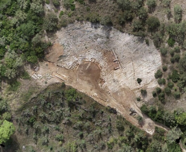 Λευκάδα: Στο φως το πρώτο αρχαίο θέατρο στα Ιόνια νησιά – Ήταν κρυμμένο στους ελαιώνες