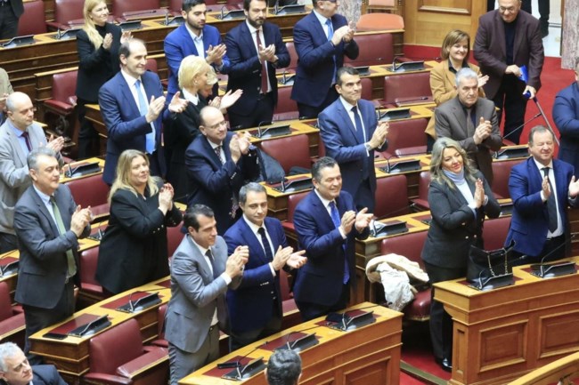 Κωνσταντίνος Τασούλας: Με μεγάλες συμπάθειες στη Βουλή - Στήθηκαν πηγαδάκια και όλοι του έδιναν συγχαρητήρια