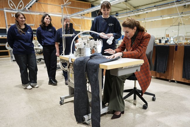 Με vintage μάλλινο παλτό η Κέιτ Μίντλετον στη νέα της εμφάνιση: Η απάντηση σε σχόλιο για την υγεία της