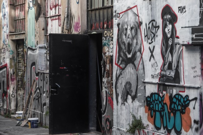 Μεγάλη αστυνομική επιχείρηση για την εκκένωση της κατάληψης στο θέατρο "Εμπρός" [εικόνες - βίντεο]