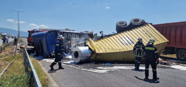 Τροχαίο με ανατροπή νταλίκας στον Βόλο - Κουβαλούσε λαμαρίνες [εικόνες-βίντεο]