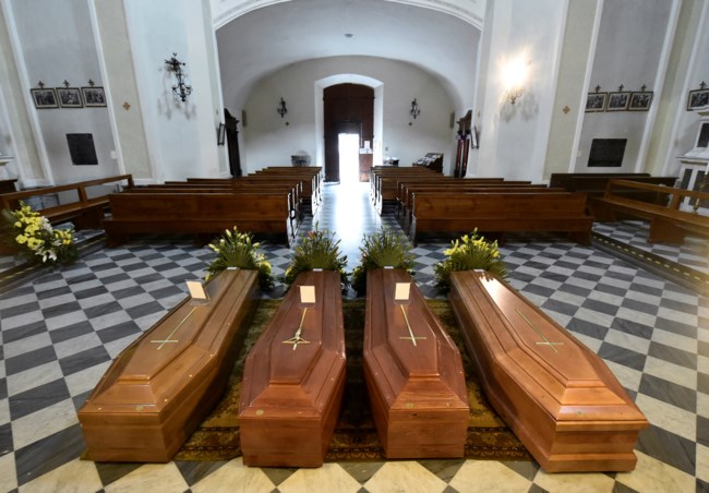 Κορoνοϊός: Εικόνες - σοκ σε εκκλησία γεμάτη φέρετρα στο Μπέργκαμο της Ιταλίας [Βίντεο]