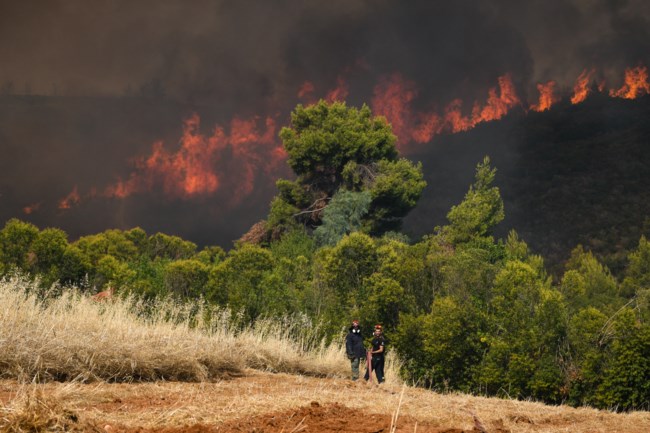 Κάηκαν σπίτια στους Θρακομακεδόνες - Δύσκολη μέρα για Βαρυμπόμπη και Μαλακάσα - Νέες εκκενώσεις οικισμών