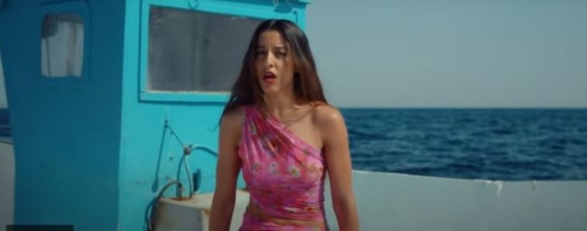 Μαρίνα Σάττι: Συγκινεί το μήνυμα που στέλνει το βίντεο κλιπ του "Αχ Θάλασσα": "Για τον πατέρα μου"