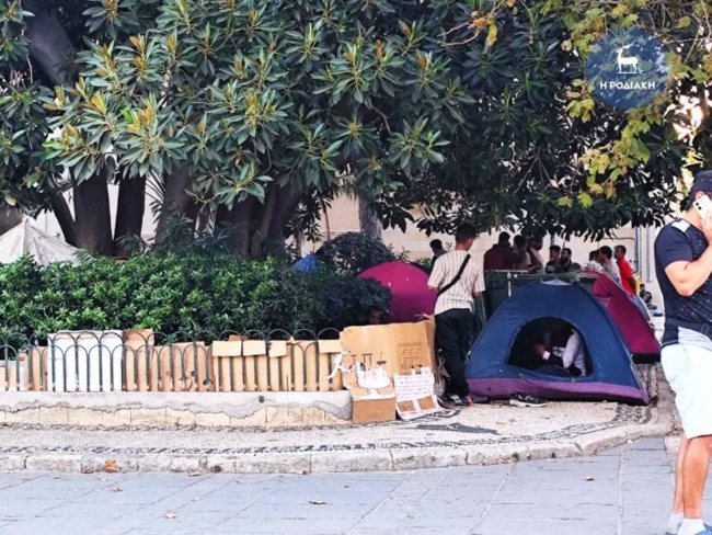 Απέραντος καταυλισμός μεταναστών η Ρόδος: Σκηνές και αυτοσχέδια κρεβάτια στους δρόμους [εικόνες]