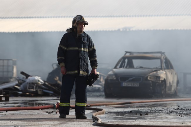 Φωτιά σε αποθήκη στον Ταύρο - Μήνυμα από το 112: "Κλείστε πόρτες και παράθυρα" - Εκτροπή της κυκλοφορίας