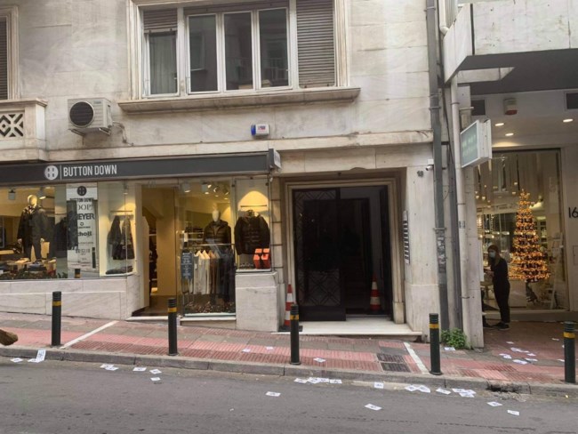 Πέταξαν τρικάκια έξω από το γραφείο της Σοφίας Νικολάου - Προσήχθη ο γιος του Βούτση [βίντεο]