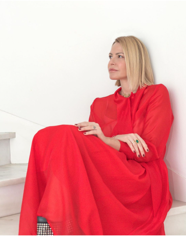 Η Τζένη Μπαλατσινού με look Αγίου Βαλεντίνου: Το κόκκινο αέρινο φόρεμα που συνδύασε με ροκ ankle boots
