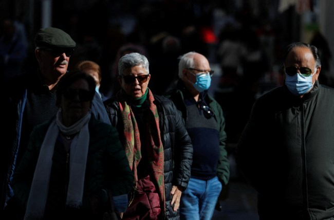 Διχασμένοι οι Ισπανοί με την κατάργηση της μάσκας: "Θα συνεχίσω να φοράω" - "Ζω ελεύθερος ξανά"