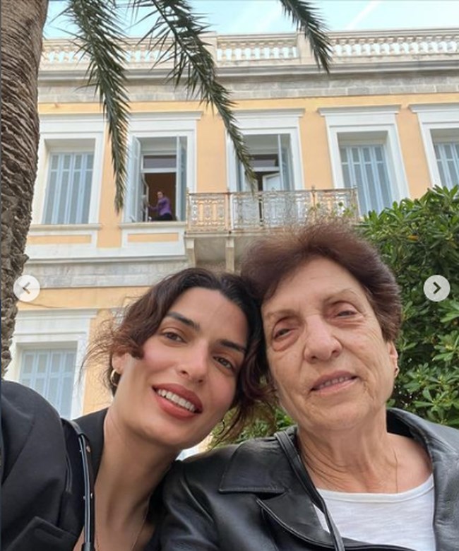 Η Τόνια Σωτηροπούλου με τη μητέρα της στη Σύρο - Ποζάρουν αγκαλιά, πόσο μοιάζουν [εικόνα]