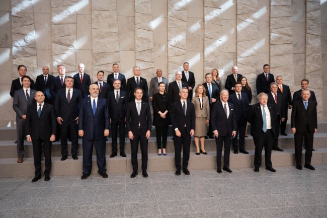 Σύνοδος ΝΑΤΟ: Ο φακός έπιασε τη χειραψία Μητσοτάκη με Ερντογάν - Τα είπαν για λίγα λεπτά οι δύο ηγέτες