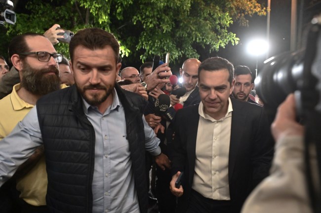 Εκλογές 2023: Η αμηχανία Τσίπρα στην Κουμουνδούρου - Χειροκροτήθηκε έξω από τα γραφεία του ΣΥΡΙΖΑ [Βίντεο]