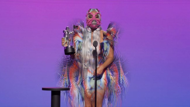 Lady Gaga: Η απόλυτη νικήτρια των MTV Awards - Τραγούδησε με τις πιο εξωφρενικές μάσκες [εικόνες]