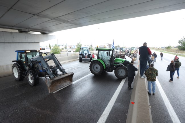 Επιμένουν οι αγρότες: Έκλεισε η Αθηνών-Λαμίας στη Θήβα - Μπλόκο και στη Λέσβο
