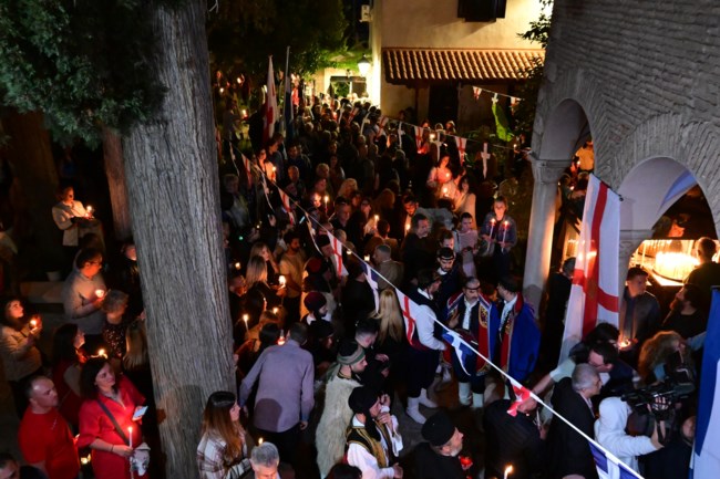 Στο Μετόχι του Πανάγιου Τάφου το Άγιο Φως - Μεταφέρθηκε σε όλη την Ελλάδα με ειδικές πτήσεις [εικόνες-βίντεο]