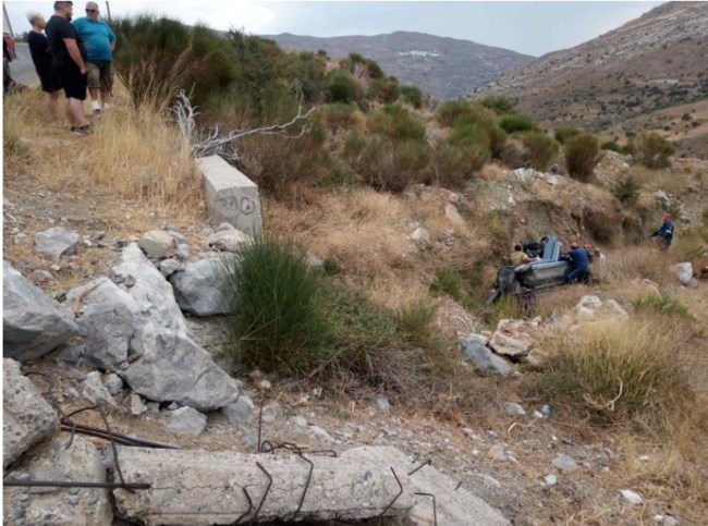 Σε χαντάκι δέκα μέτρων αυτοκίνητο με τουρίστες στην Κρήτη - Εικόνες