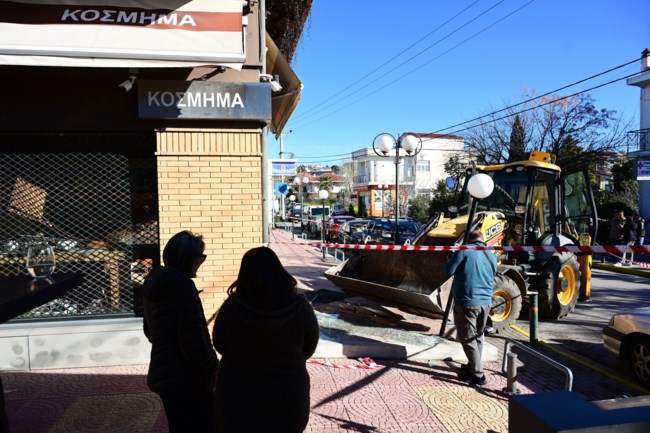 Καπανδρίτι: Ληστές με... μπουλντόζα σε κοσμηματοπωλείο - Μετακίνησαν ΙΧ γιατί τους ενοχλούσε [βίντεο ντοκουμέντο]