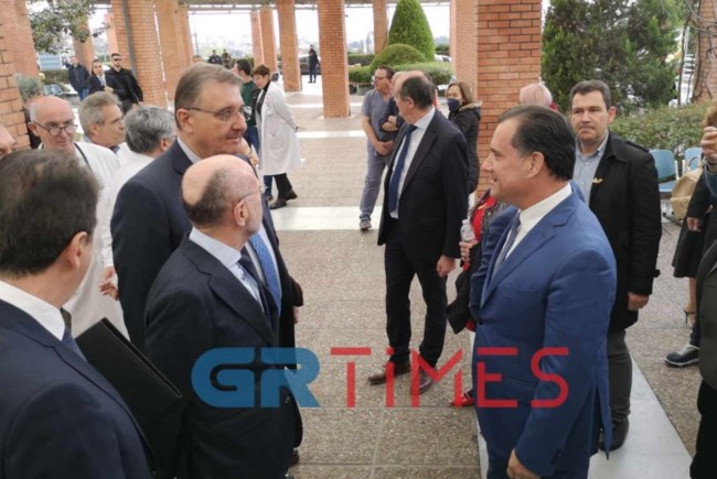 Πρεμιέρα για τα απογευματινά χειρουργεία: Στο Παπαγεωργίου ο Αδωνις Γεωργιάδης συνάντησε τον πρώτο ασθενή [Βίντεο]