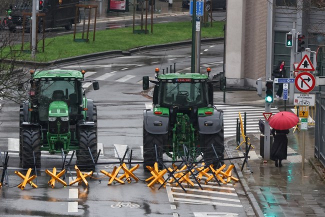 Βρυξέλλες: Χίλια τρακτέρ πολιορκούν το κτίριο της Ε.E - Οργισμένοι αγρότες έσπασαν κιγκλιδώματα και έβαλαν φωτιές