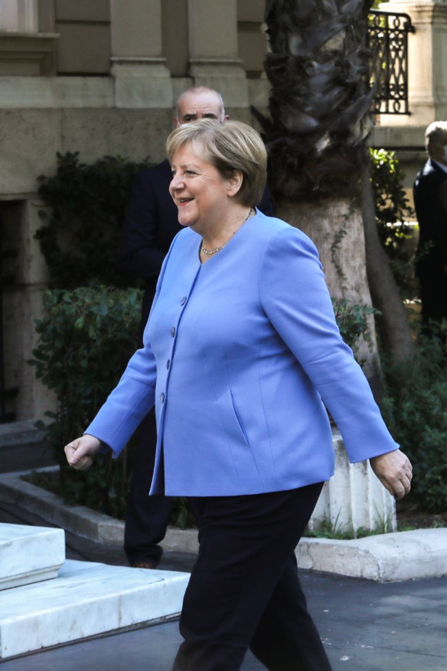 Με τα πόδια πήγε στο Μαξίμου η Μέρκελ: Την υποδέχθηκε μιλώντας στα γερμανικά ο Μητσοτάκης